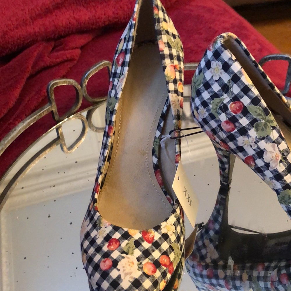 Forever 21 heel shoes 🍒🍓🌼 - Picture 2 of 5